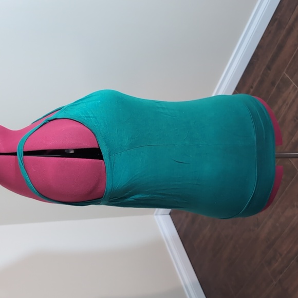 Lot of 3 Women's Shirts 2 Bikini Strap Shirts and 1 Scoop Neck T-shirt - Picture 9 of 16